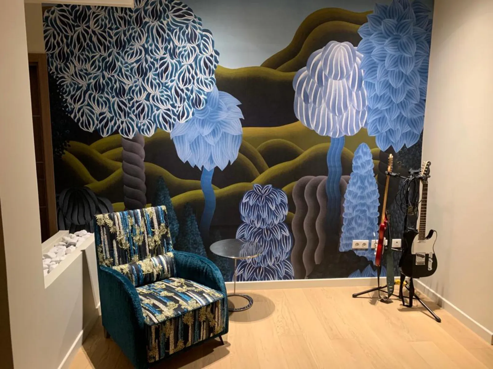 Appartement privé - Salon avec décoration murale bleue