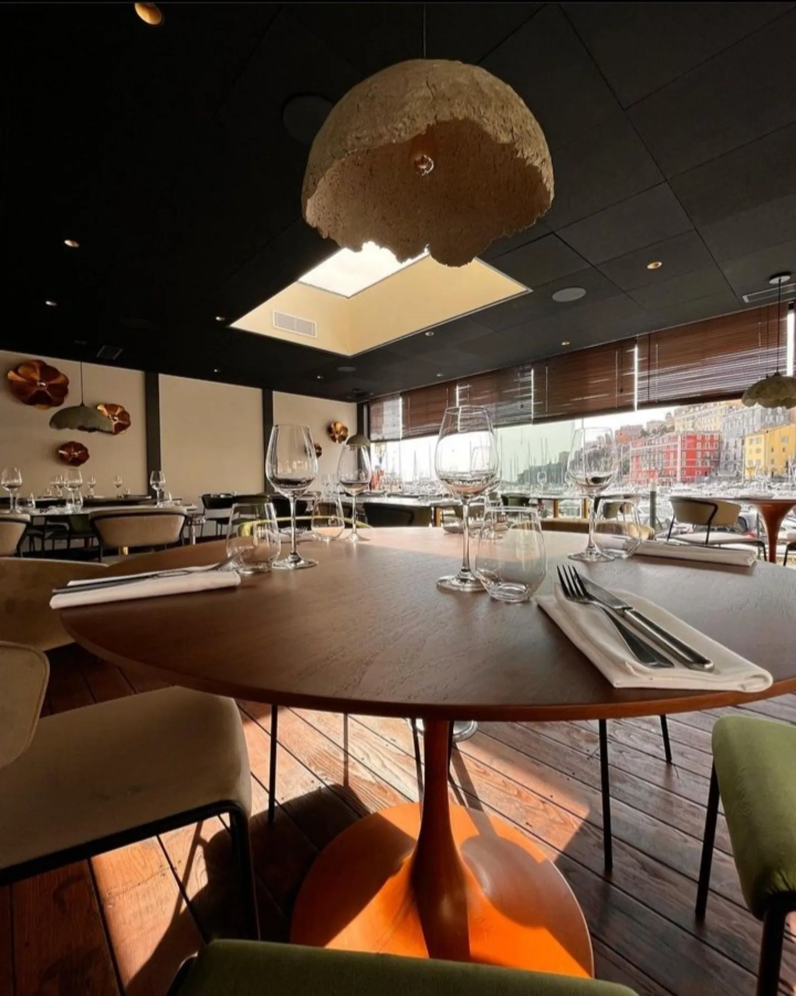 Restaurant Col Tempo - Table dressée avec luminaire