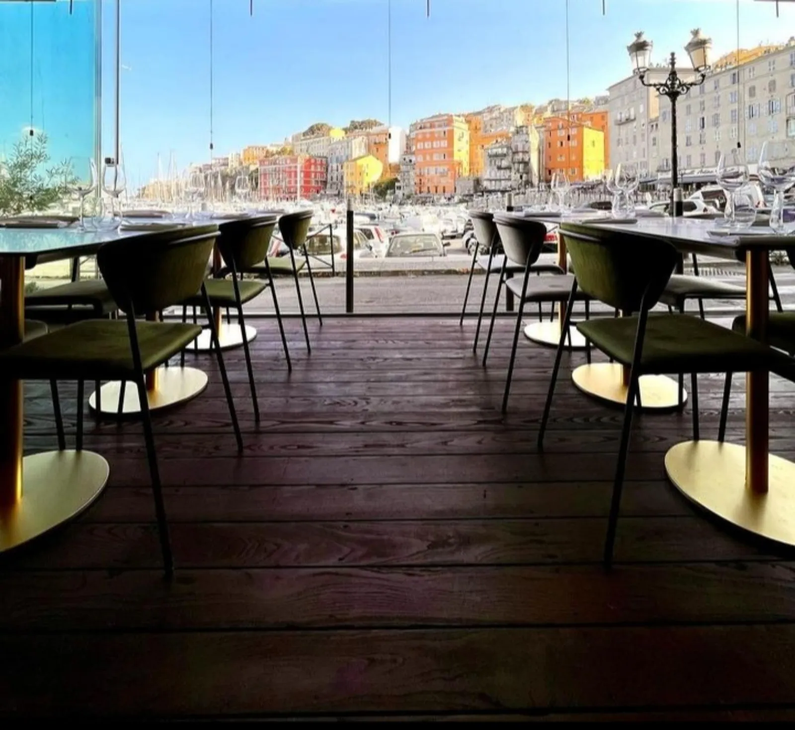 Restaurant Col Tempo - Terrasse avec vue sur port coloré